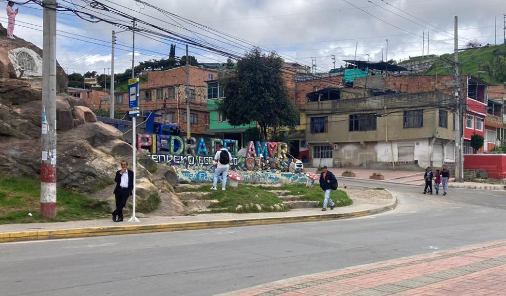A Brandon lo apuñalaron en medio de un hurto en Rafael Uribe En el barrio Diana Turbay, cerca de la Piedra de los Enamorados, un joven de tan solo 18 años fue apuñalado durante un hurto en la noche del sábado. Aunque la víctima fue trasladada a un centro de salud, lamentablemente falleció en la mañana del domingo.