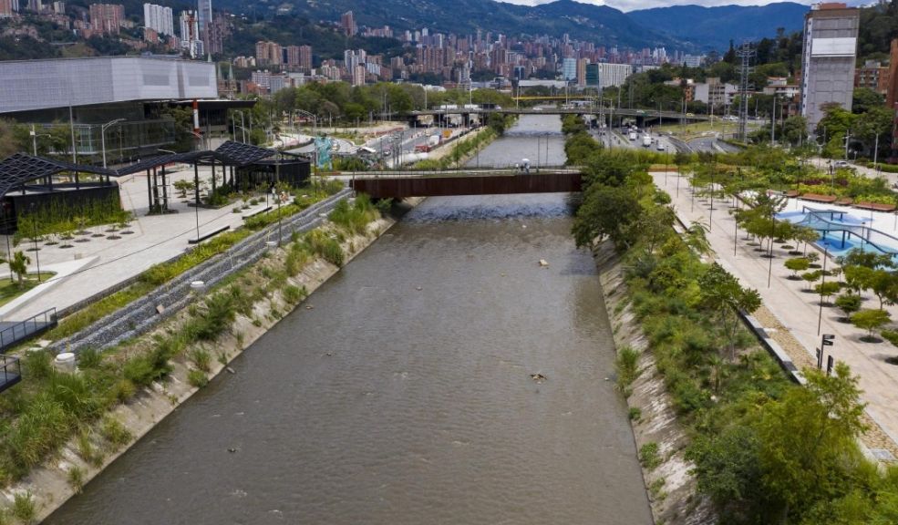 A Wilson lo atacaron a machetazos y su victimario se tiró al río 1 A Wilson lo atacaron a machetazos y su victimario se tiró al río El señalado agresor, que tiene 18 años, fue capturado en la Terminal del Norte de Medellín cuando pretendía salir de la ciudad.