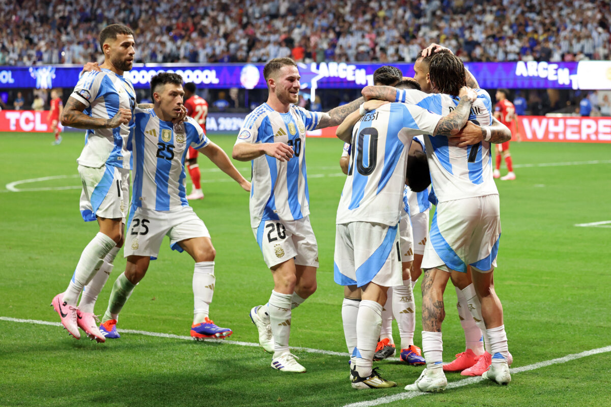 Argentina empezó ganando en la Copa América 2 Argentina empezó ganando en la Copa América La Selección Argentina comenzó con pie derecho la lucha por revalidar el título de Copa América. Anoche, en un difícil partido en Atlanta, la 'Albiceleste' ganó 2-0.