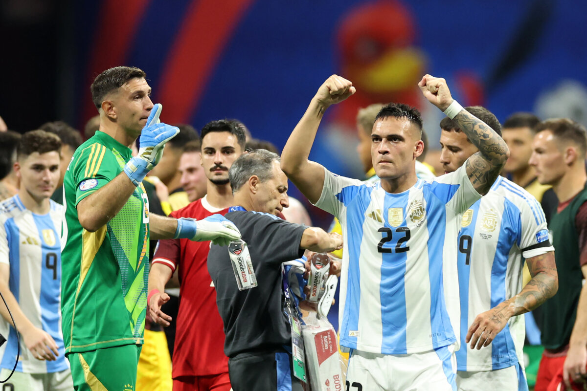 Argentina empezó ganando en la Copa América 1 Argentina empezó ganando en la Copa América La Selección Argentina comenzó con pie derecho la lucha por revalidar el título de Copa América. Anoche, en un difícil partido en Atlanta, la 'Albiceleste' ganó 2-0.