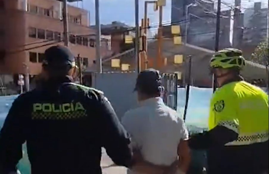 Abuelo fue capturado por vender droga en Usaquén Un adulto mayor fue capturado en las últimas horas en flagrancia. Los comerciantes del lugar alertaron a las autoridades sobre la actividad ilícita que ejercía el abuelo.