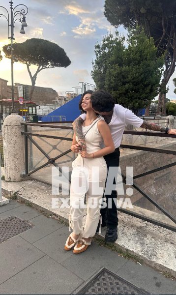 Ángela Aguilar y Christian Nodal confirman su relación con candente foto 1 Ángela Aguilar y Christian Nodal confirman su relación con candente foto Salieron a la luz nuevas fotos que dejan en evidencia el creciente amor entre Aguilar y Nodal.