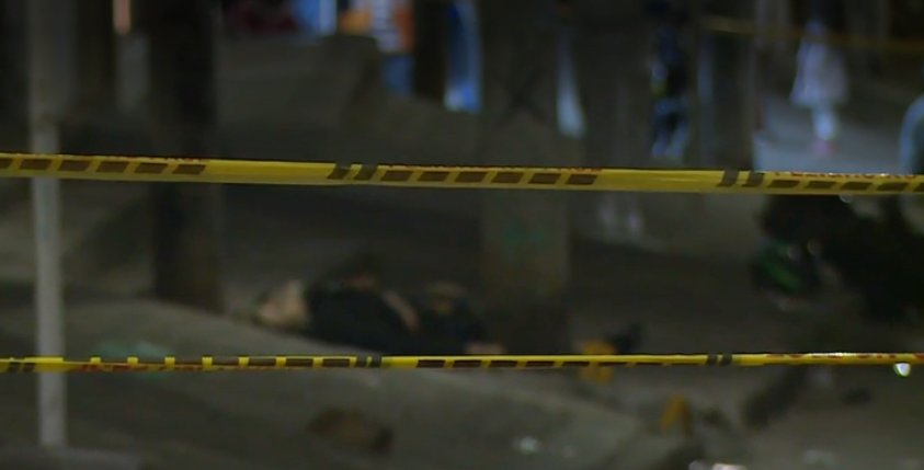 Aparatoso choque de moto en Usme dejó un muerto y un herido Una moto se partió en dos tras chocar aparatosamente contra un poste en Usme. El accidente dejó como saldo a una persona muerta y a otra herida; ambas iban a bordo del vehículo.