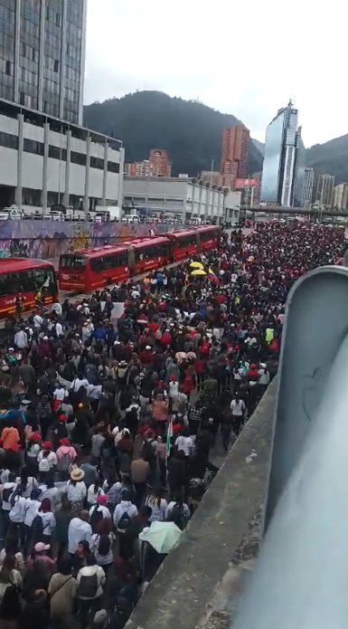 Así avanza la manifestación de Fecode en Bogotá A esta hora los profesores realizan una manifestación pacífica en contra de la ley estatutaria que se discute en el congreso. Los puntos con mayor afectación fueron la NQS y la Carrera Séptima.