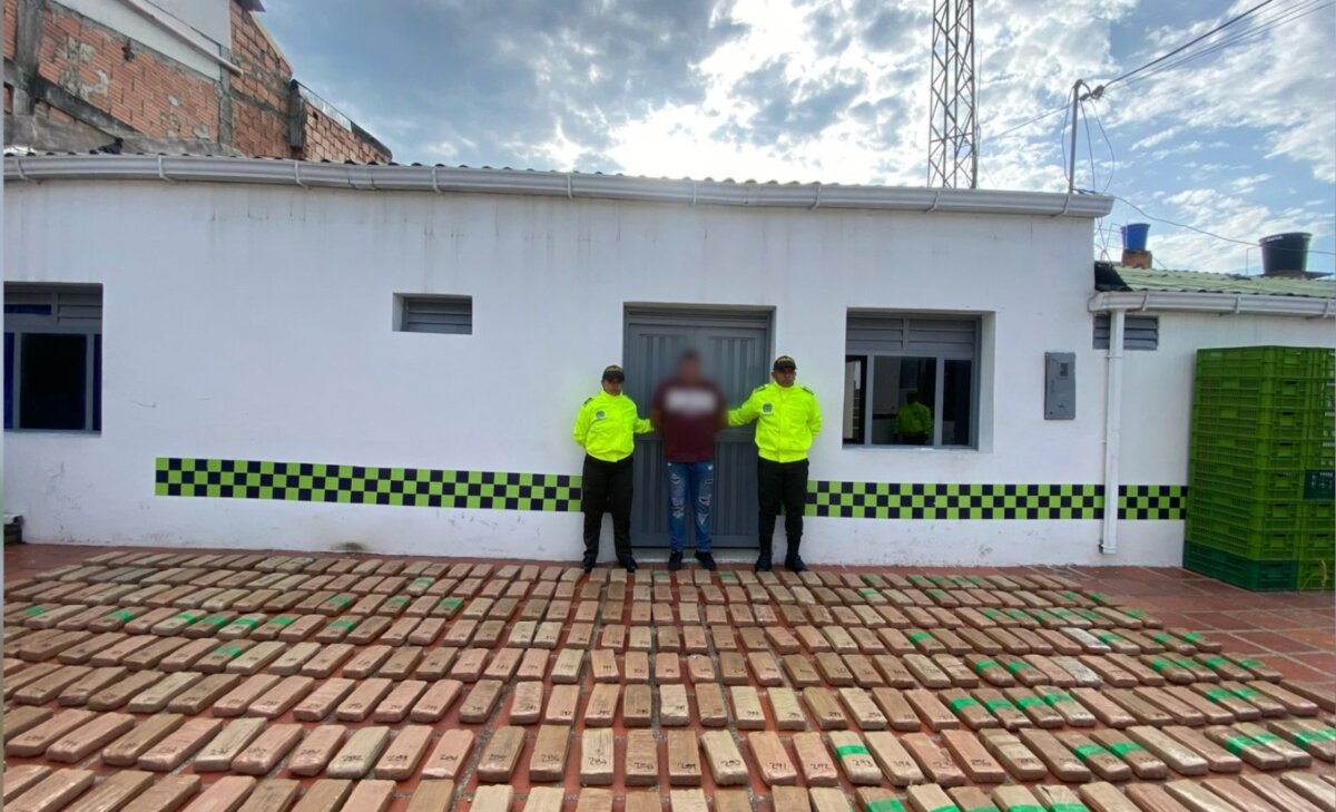 Así cayó familia de narcos que utilizaba la santería para evadir a las autoridades 2 Así cayó familia de narcos que utilizaba la santería para evadir a las autoridades La Policía Nacional, junto al FBI, logró la captura de 5 personas que pertenecían a una misma familia y, al parecer, se dedicaban al tráfico de estupefacientes en varios departamentos de Colombia. Los presuntos narcotraficantes pensaron que a través del uso de la santería lograría eludir el control de las autoridades.