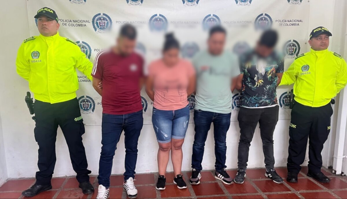 Así cayó familia de narcos que utilizaba la santería para evadir a las autoridades La Policía Nacional, junto al FBI, logró la captura de 5 personas que pertenecían a una misma familia y, al parecer, se dedicaban al tráfico de estupefacientes en varios departamentos de Colombia. Los presuntos narcotraficantes pensaron que a través del uso de la santería lograría eludir el control de las autoridades.