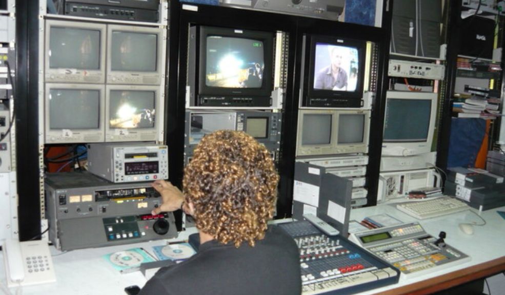 Así celebra MinCultura los 70 años de la televisión colombiana 1 Así celebra MinCultura los 70 años de la televisión colombiana La televisión colombiana cumple 70 años y para celebrarlo, el Ministerio de las Culturas lanzará el segundo número de la revista "Gaceta" con un conversatorio en el que estará el artista y presentador Santiago Rivas, junto a otras personalidades del medio.