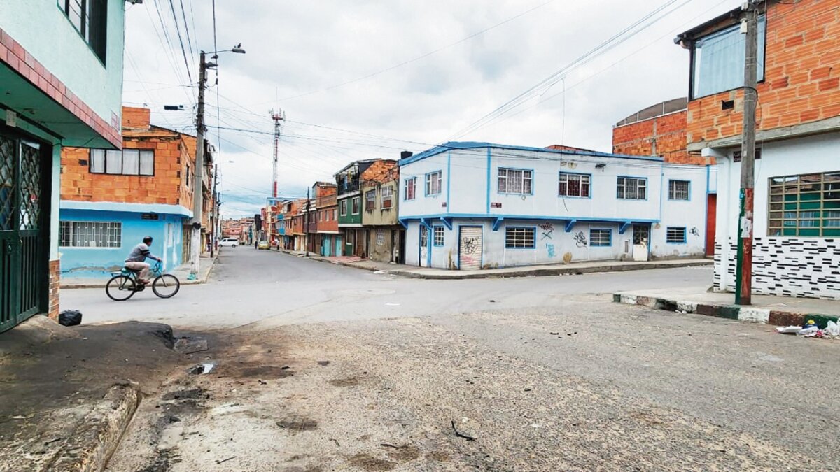 Así fue el asesinato de Luis en una tienda de Soacha 2 Así fue el asesinato de Luis en una tienda de Soacha El luto y dolor por la pérdida de Luis Asdrúbal Guerrero Ariza se reflejaban en las solitarias y calladas calles del barrio San Antonio, en Soacha (Cundinamarca), donde este querido y reconocido vecino fue asesinado en la tarde del sábado.