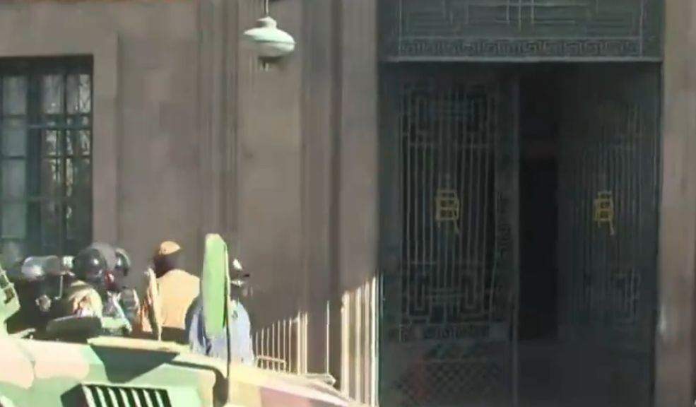 Así fue el intento de golpe de Estado en Bolivia: tanque tiró las puertas del palacio presidencial El presidente Luis Arce se enfrentó esta tarde con el general del Ejército, Juan José Zuñiga, y lo expulsó de la Casa de Gobierno en La Paz.
