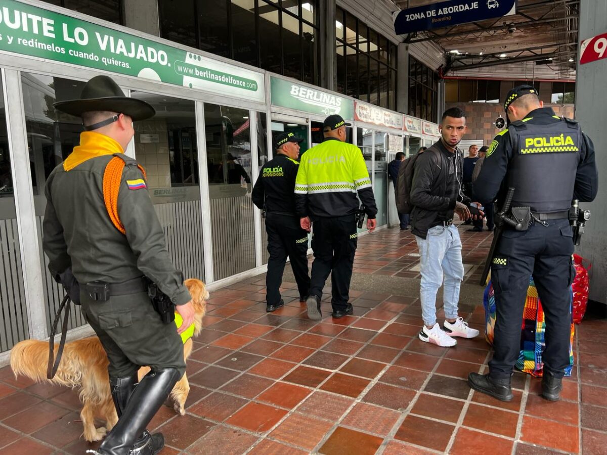 Así va a funcionar el plan 'Vacaciones seguras' de la Policía 1 Así va a funcionar el plan 'Vacaciones seguras' de la Policía La Policía Metropolitana de Bogotá lanzó este viernes el plan 'Vacaciones seguras', con el que busca garantizar la seguridad de los bogotanos y turistas durante esta temporada de mitad de año. Les contamos de qué se trata.