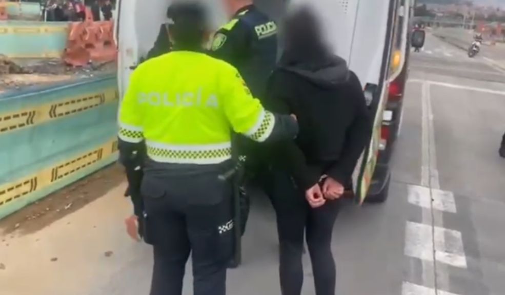Autoridades capturaron a 2 mujeres que robaban en TransMilenio 1 Autoridades capturaron a 2 mujeres que robaban en TransMilenio En el marco de la Operación Bogotá, las autoridades lograron la captura en flagrancia de dos mujeres por el delito de hurto en TransMilenio.