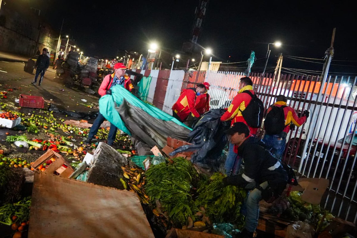 Autoridades realizaron megatoma en Kennedy: incautaron comida y medicamentos vencidos Desde la madrugada de este martes, más de 500 funcionarios del Distrito y uniformados de la Policía Metropolitana de Bogotá realizaron un imponente operativo en el sector de María Paz, en la localidad de Kennedy.