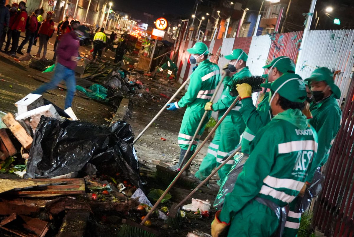 Autoridades realizaron megatoma en Kennedy: incautaron comida y medicamentos vencidos Desde la madrugada de este martes, más de 500 funcionarios del Distrito y uniformados de la Policía Metropolitana de Bogotá realizaron un imponente operativo en el sector de María Paz, en la localidad de Kennedy.