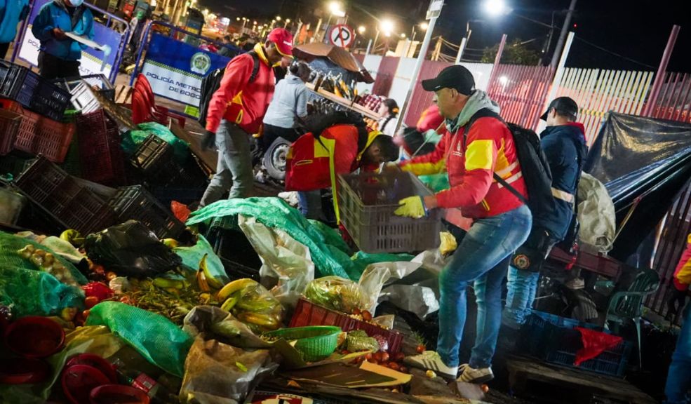 Autoridades realizaron megatoma en Kennedy: incautaron comida y medicamentos vencidos Desde la madrugada de este martes, más de 500 funcionarios del Distrito y uniformados de la Policía Metropolitana de Bogotá realizaron un imponente operativo en el sector de María Paz, en la localidad de Kennedy.