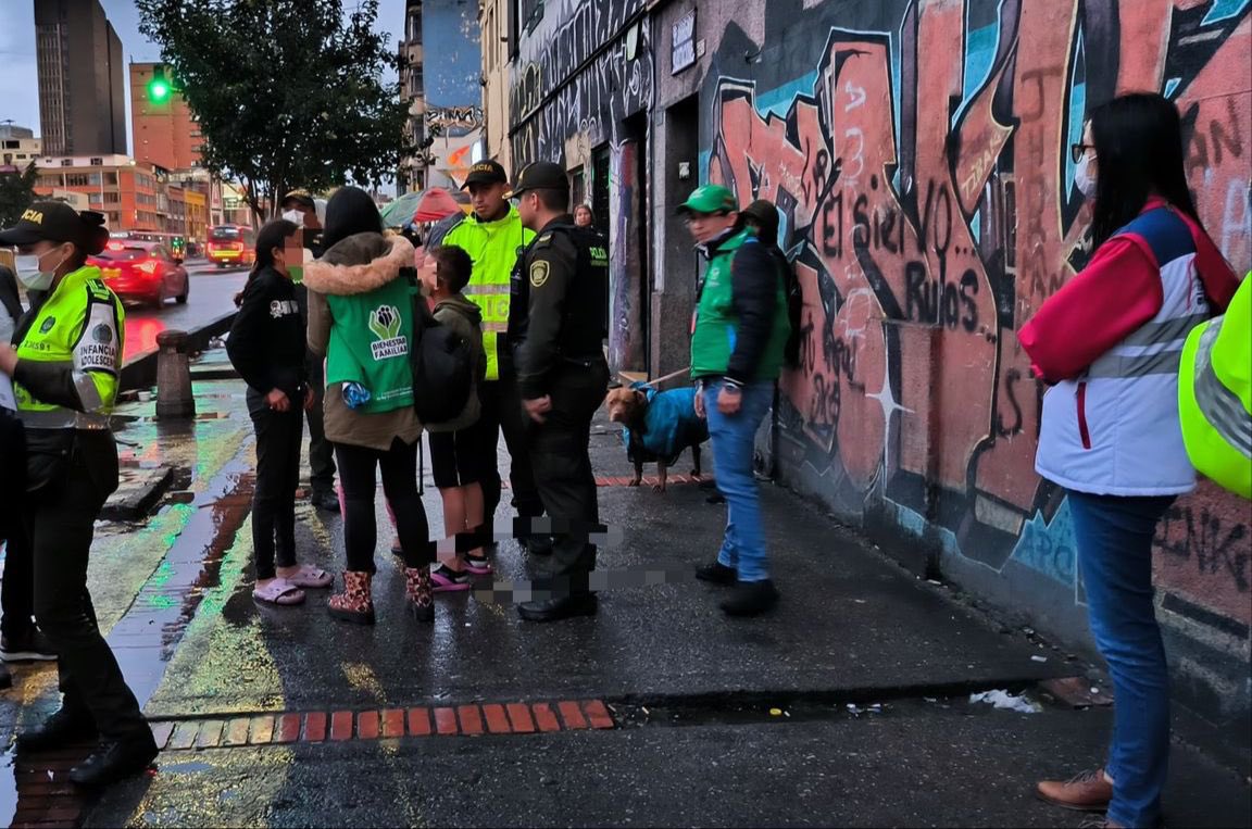 Autoridades rescataron a 50 niños y adolescentes en situación de mendicidad en Bogotá En un operativo realizado por la Secretaria de Seguridad de Bogotá en zonas vulnerables como el barrio Santa Fe, se logró restablecer los derechos de 50 niños y adolescentes que se encontraban en situación de mendicidad y abandono.