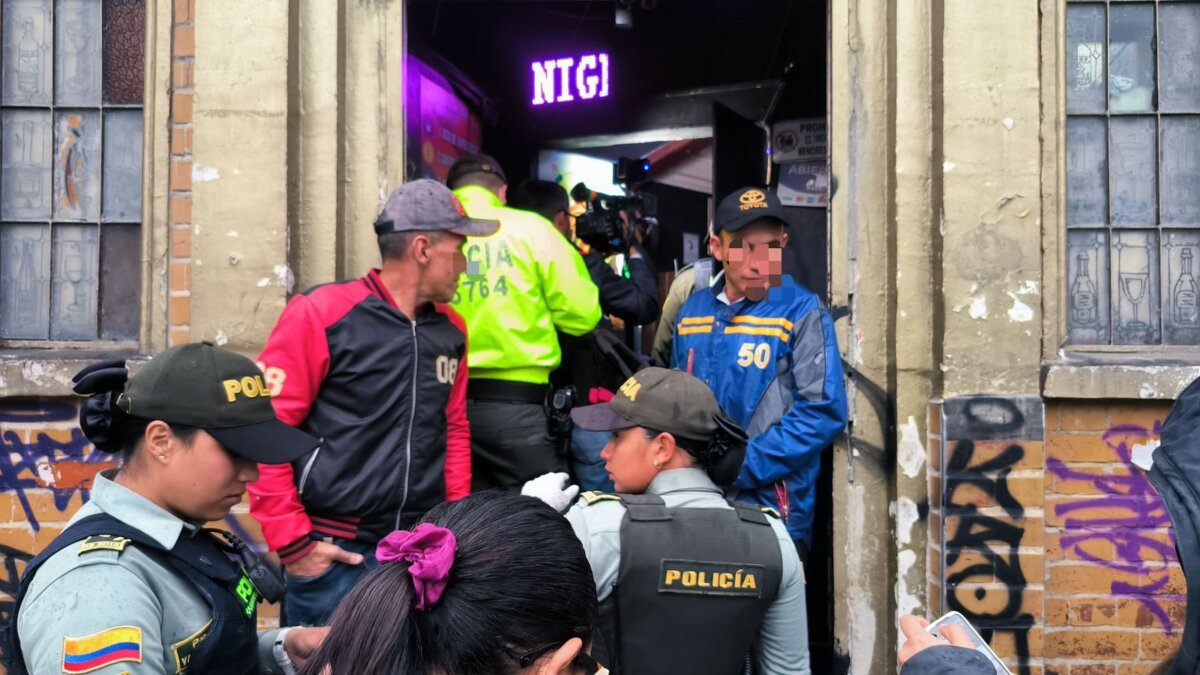 Autoridades rescataron a 50 niños y adolescentes en situación de mendicidad en Bogotá 1 Autoridades rescataron a 50 niños y adolescentes en situación de mendicidad en Bogotá En un operativo realizado por la Secretaria de Seguridad de Bogotá en zonas vulnerables como el barrio Santa Fe, se logró restablecer los derechos de 50 niños y adolescentes que se encontraban en situación de mendicidad y abandono.
