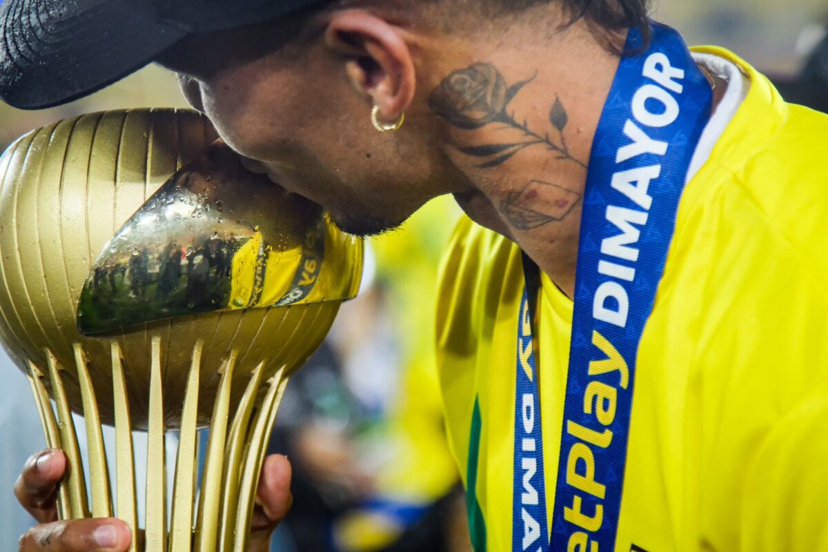 Bucaramanga conquistó su primera estrella; venció en penaltis a Santa Fe Durante 180 minutos se vivió la final del fútbol profesional colombiano, dándole al Bucaramanga la primera estrella, uno de los tradicionales equipos que en el país que no había conquistado lo más alto del balompié nacional.