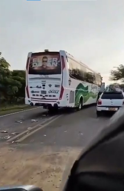 Bus de Elder Dayan se accidentó: así quedó el vehículo 1 Bus de Elder Dayan se accidentó: así quedó el vehículo Hubo susto en el mundo del vallenato luego de que se rumorara que Elder Dayan, uno de los intérpretes de este género e hijo del mítico cantante Diomedes Díaz, se había visto involucrado en un accidente de tránsito.