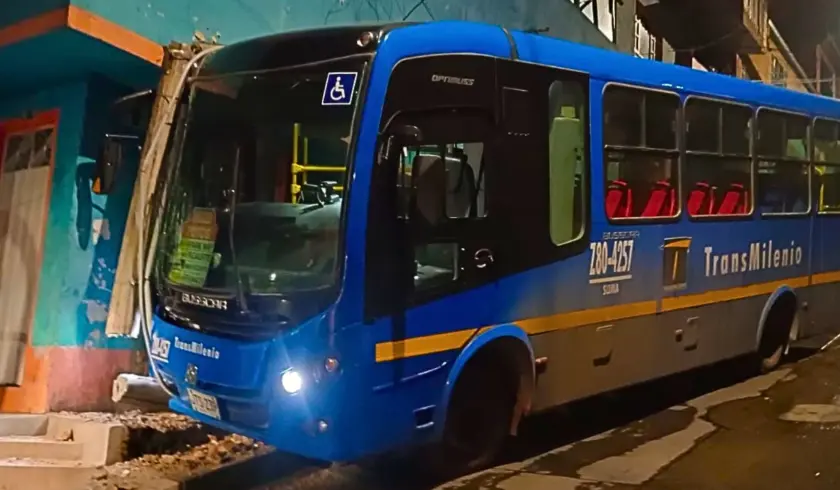 Bus del Sitp se estrelló contra vivienda de Ciudad Bolívar Vuelve y juega. Nuevamente, un bus del Sitp es protagonista de un fuerte choque contra una vivienda ubicada en Ciudad Bolívar. Al parecer, el siniestro se habría presentado por una falla mecánica.