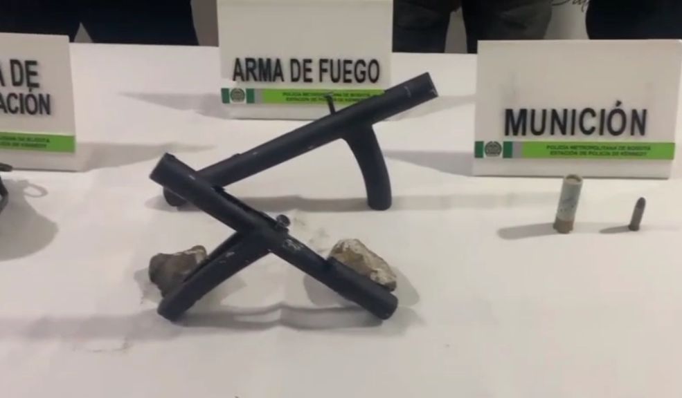 Capturan a dos supuestos integrantes del 'Tren de Aragua' en Kennedy 1 Capturan a dos supuestos integrantes del 'Tren de Aragua' en Kennedy Los hombres fueron capturados por porte y tráfico de armas de fuego. Se les halló una granada con la que según la Policía, pretendían amedrentar a habitantes de la localidad.