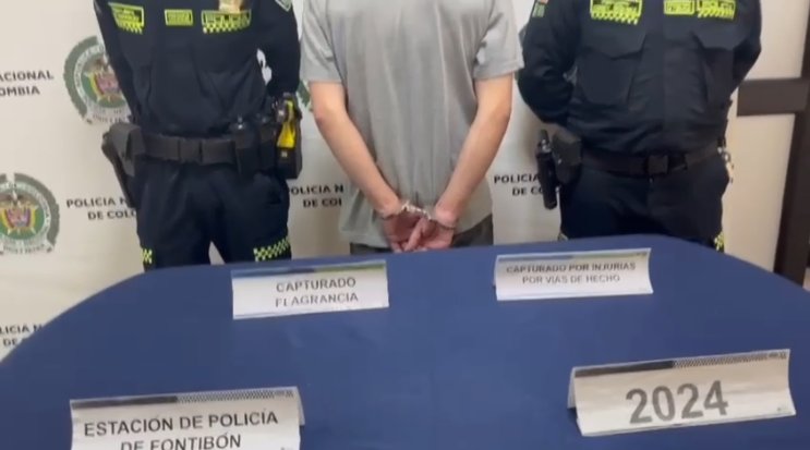 Capturan a sujeto señalado de tocar indebidamente a mujeres y niñas en ciclorruta 1 Capturan a sujeto señalado de tocar indebidamente a mujeres y niñas en ciclorruta Uniformados adscritos a la Estación de Policía Fontibón atraparon a un sujeto que presuntamente estaba tocado de forma inapropiada a niñas y mujeres.