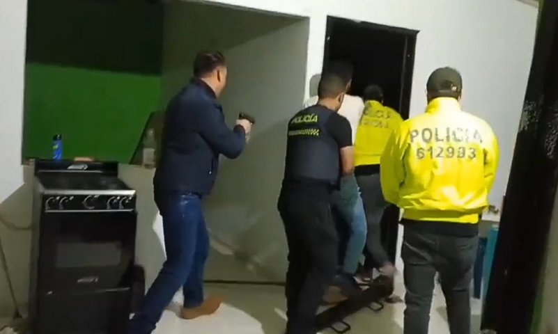 Capturaron a 3 sujetos por tráfico de wax; potente droga en forma de cera 2 Capturaron a 3 sujetos por tráfico de wax; potente droga en forma de cera En un operativo, los agentes de la Seccional de Investigación Criminal lograron la captura de tres individuos en el municipio de Tocaima por el tráfico de una potente drogada derivada de la marihuana conocida como wax.