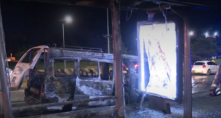 Carro de mariachis se incendió en plena vía de Suba: perdieron varios instrumentos 1 Carro de mariachis se incendió en plena vía de Suba: perdieron varios instrumentos Una falla mecánica habría generado el incendio de un carro tipo van en el que se transportaba un grupo de mariachis bogotano.