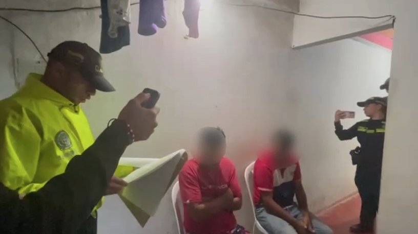 Cayeron 'Los Galleros', banda dedicada al secuestro y extorsión de conductores La Policía de Cundinamarca, se logró desarticular una peligrosa estructura criminal dedicada al secuestro y la extorsión en áreas rurales del departamento. Esta operación permitió la captura de cuatro de sus principales integrantes, incluyendo al líder de la banda.