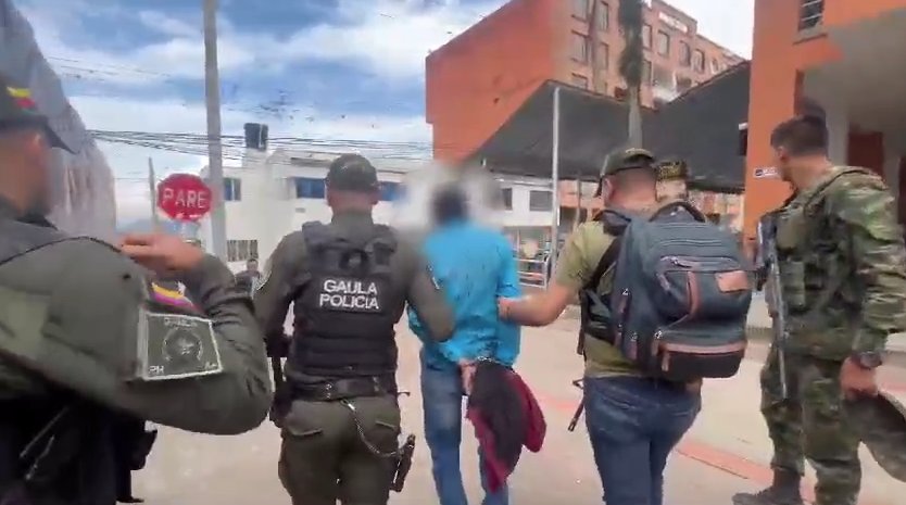 Cayeron 'Los Galleros', banda dedicada al secuestro y extorsión de conductores La Policía de Cundinamarca, se logró desarticular una peligrosa estructura criminal dedicada al secuestro y la extorsión en áreas rurales del departamento. Esta operación permitió la captura de cuatro de sus principales integrantes, incluyendo al líder de la banda.