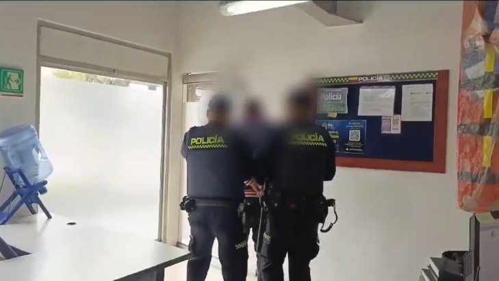 Cayó presunto abusador de menores en la Terminal del Sur En una acción coordinada por la Policía Metropolitana de Bogotá, un individuo fue detenido en la Terminal de Sur bajo los cargos de acceso carnal abusivo con menor de 14 años.