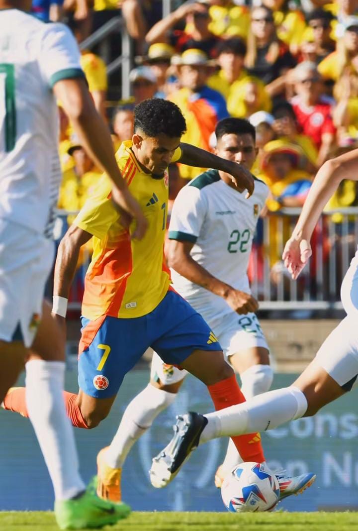 Colombia goleó 3-0 a Bolivia antes de la Copa América 1 Colombia goleó 3-0 a Bolivia antes de la Copa América "Empieza lo bueno, estamos bien preparados. Tenemos otros días para entrenar y estar listos mentalmente", dijo James Rodríguez al terminar su partido número 100 con la camiseta de la Selección Colombia.