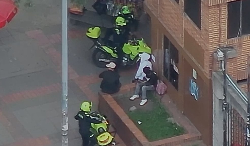 Con drones, la Policía ha capturado a 77 personas este año Una de las estrategias utilizadas por la Policía de Bogotá contra la delincuencia es el patrullaje con la ayuda de drones. En lo corrido de este año se han realizado 18 registros y allanamientos logrando importantes resultados.