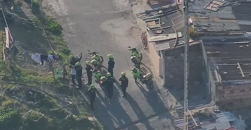 Con drones, la Policía ha capturado a 77 personas este año Una de las estrategias utilizadas por la Policía de Bogotá contra la delincuencia es el patrullaje con la ayuda de drones. En lo corrido de este año se han realizado 18 registros y allanamientos logrando importantes resultados.