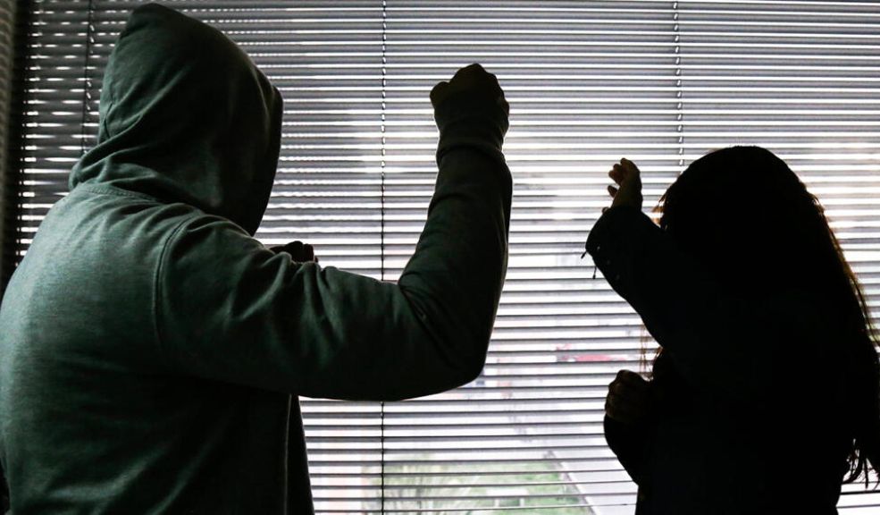 La condena del hombre que apuñaló a su expareja y atropelló al nuevo novio de ella 1 La condena del hombre que apuñaló a su expareja y atropelló al nuevo novio de ella Todo ocurrió cuando se enteró de que su expareja había iniciado una nueva relación. Al hombre se le imputaron cargos por intento de feminicidio e intento de homicidio.