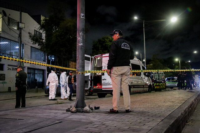 Conductor apuñaló a un motociclista en Puente Aranda 1 Conductor apuñaló a un motociclista en Puente Aranda Un nuevo crimen se presentó en la noche de este 12 de junio en el sector de Comuneros. Las autoridades buscan al homicida de un joven motociclista.