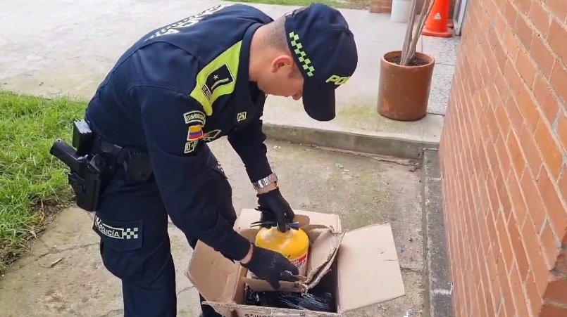 Decomisan en el aeropuerto 12 kilos de marihuana escondidos en extintores Un perro antinarcóticos detectó los 12 kilos de marihuana que iban en cuatro extintores. El narcótico tenía como destino la ciudad de Leticia (Amazonas).