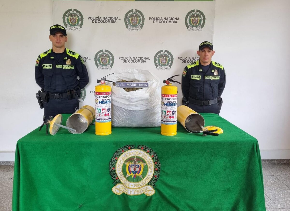 Decomisan en el aeropuerto 12 kilos de marihuana escondidos en extintores Un perro antinarcóticos detectó los 12 kilos de marihuana que iban en cuatro extintores. El narcótico tenía como destino la ciudad de Leticia (Amazonas).