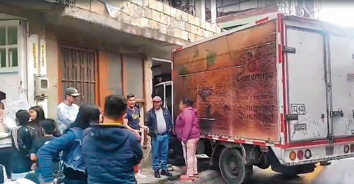 Detalles sobre el grave accidente que dejó a dos policías heridos en Kennedy En el barrio El Amparo (Kennedy), se registró un grave accidente, donde un camión turbo atropelló a dos uniformados de la Policía que realizaban labores de acompañamiento.