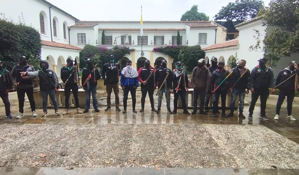 Docenas de indígenas se toman edificio de la Nunciatura como "refugio humanitario" 2 Docenas de indígenas se toman edificio de la Nunciatura como "refugio humanitario" Al menos 40 personas, entre indígenas, campesinos y líderes, se encuentran dentro del edificio de la Nunciatura Apostólica en Bogotá, el cual se tomaron como "refugio humanitario" hasta que el Gobierno atienda sus demandas.