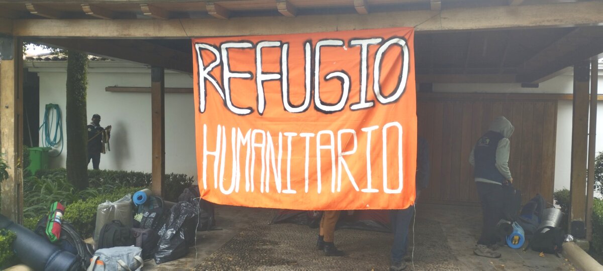 Docenas de indígenas se toman edificio de la Nunciatura como "refugio humanitario" 1 Docenas de indígenas se toman edificio de la Nunciatura como "refugio humanitario" Al menos 40 personas, entre indígenas, campesinos y líderes, se encuentran dentro del edificio de la Nunciatura Apostólica en Bogotá, el cual se tomaron como "refugio humanitario" hasta que el Gobierno atienda sus demandas.