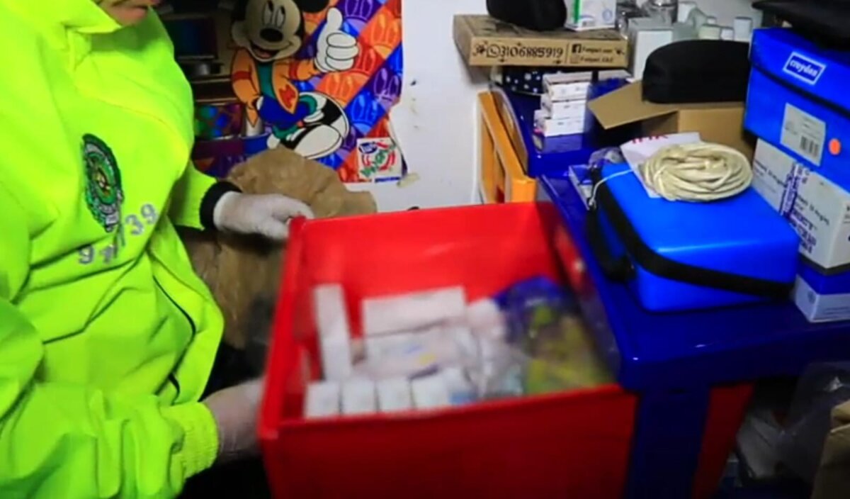 Duro golpe a banda criminal que comercializaba medicamentos alterados en Bogotá 1 Duro golpe a banda criminal que comercializaba medicamentos alterados en Bogotá Las autoridades capturaron a siete delincuentes señalados de comercializar ilegalmente medicamentos formulados para personas con enfermedades terminales en la capital y en el municipio de Soacha.