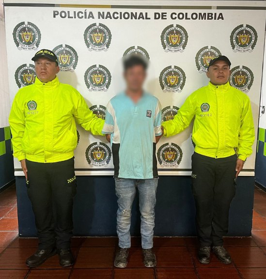 Duro relato de un intento de feminicidio: mujer sobrevivió a una puñalada C. A. Bernal Niño, de 43 años, fue capturado en el barrio San Cristóbal Norte (Usaquén) por tentativa de feminicidio, tras intentar apuñalar a su pareja, Ana Corredor.