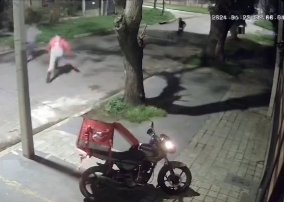 EN VIDEO: A punta de machete, domiciliario se defendió de dos ladrones En las últimas horas, se ha viralizado un video que muestra como un domiciliario se defiende con un machete de dos delincuentes que se acercan a robarlo.