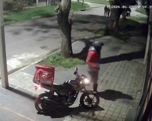 EN VIDEO: A punta de machete, domiciliario se defendió de dos ladrones En las últimas horas, se ha viralizado un video que muestra como un domiciliario se defiende con un machete de dos delincuentes que se acercan a robarlo.