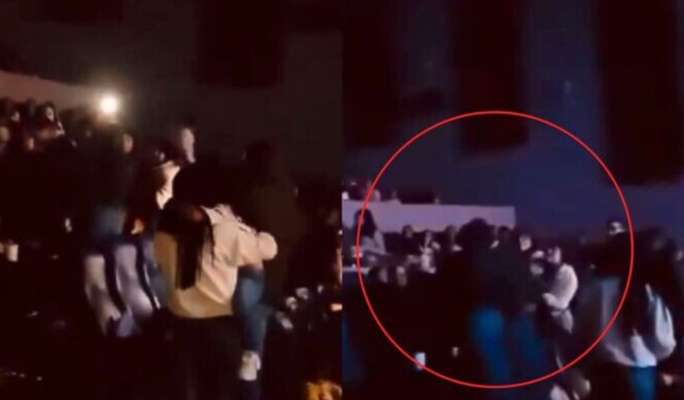 EN VIDEO: Dos mujeres se mechonearon en pleno cine por un hombre 4 EN VIDEO: Dos mujeres se mechonearon en pleno cine por un hombre Los espectadores, quienes querían seguir viendo la película, comenzaron a corear: “¡Que lo saquen, que lo saquen, que lo saquen!”, refiriéndose al hombre que provocó la pelea entre las dos mujeres.