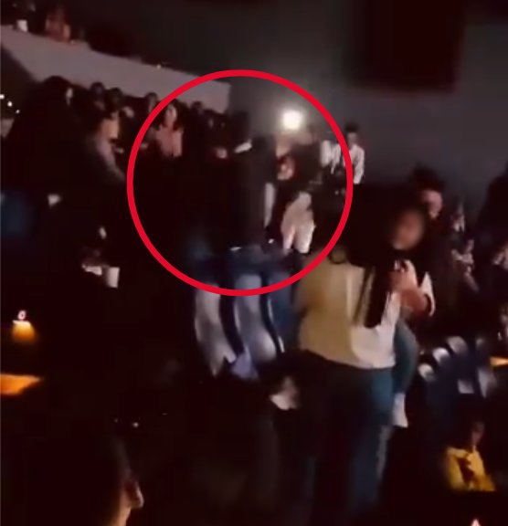 EN VIDEO: Dos mujeres se mechonearon en pleno cine por un hombre 1 EN VIDEO: Dos mujeres se mechonearon en pleno cine por un hombre Los espectadores, quienes querían seguir viendo la película, comenzaron a corear: “¡Que lo saquen, que lo saquen, que lo saquen!”, refiriéndose al hombre que provocó la pelea entre las dos mujeres.