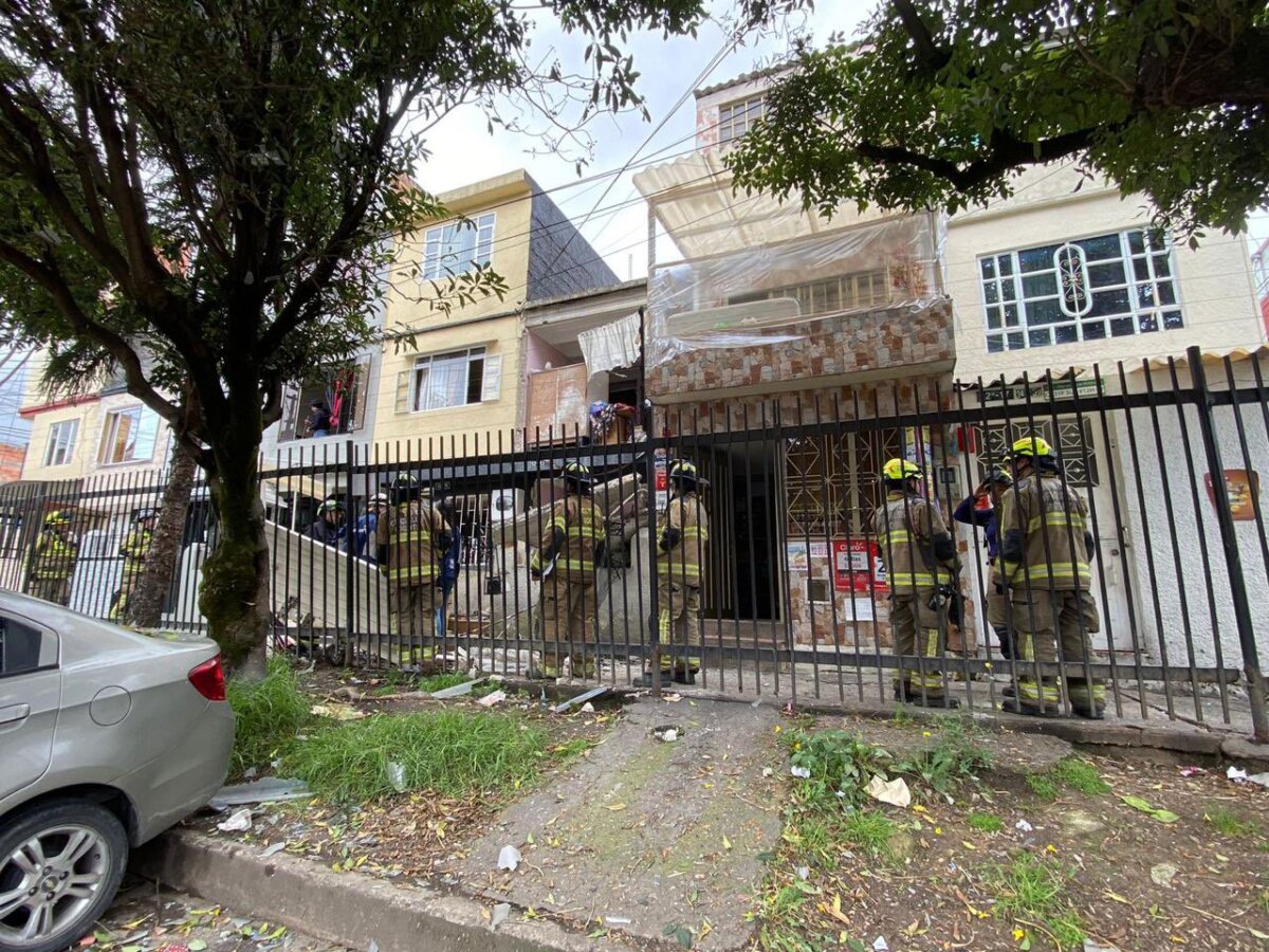 EN VIDEO: Explosión en una vivienda del sur de Bogotá dejó 3 personas heridas 1 EN VIDEO: Explosión en una vivienda del sur de Bogotá dejó 3 personas heridas El Cuerpo de Bomberos de Bogotá reportó que en la mañana de este sábado se presentó una explosión en una vivienda del sur de la capital.
