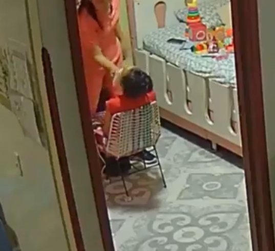 EN VIDEO: Graban a terapeuta mientras maltrata a una niña con discapacidad Una niña de 12 años con discapacidad cognitiva era víctima de maltratos por parte de una profesional de la salud encargada de realizarle sus terapias. Los hechos, que tuvieron lugar en Piedecuesta (Santander), fueron grabados en videos.
