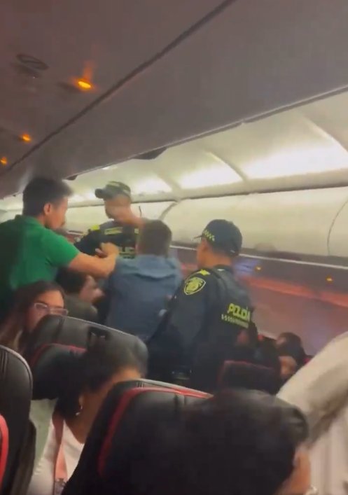 EN VIDEO: Pasajeros golpearon a dos policías antes de que despegara un avión en El Dorado 1 EN VIDEO: Pasajeros golpearon a dos policías antes de que despegara un avión en El Dorado Los hechos fueron grabados por varios pasajeros y los videos fueron divulgados en redes sociales. En estos se ve cómo uno de los hombres involucrados golpea a un policía.