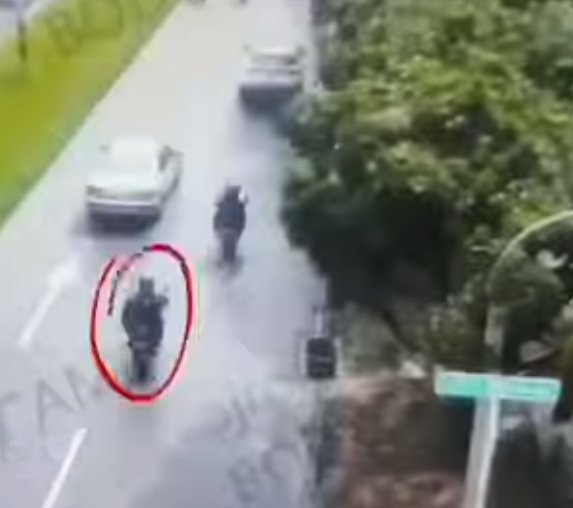 EN VIDEO: Revelan el robo que habría cometido el hijo de Iván René Valenciano Jacobo Valenciano fue arrestado tras ser acusado de cometer un robo de alto valor en el barrio Belén de Medellín.